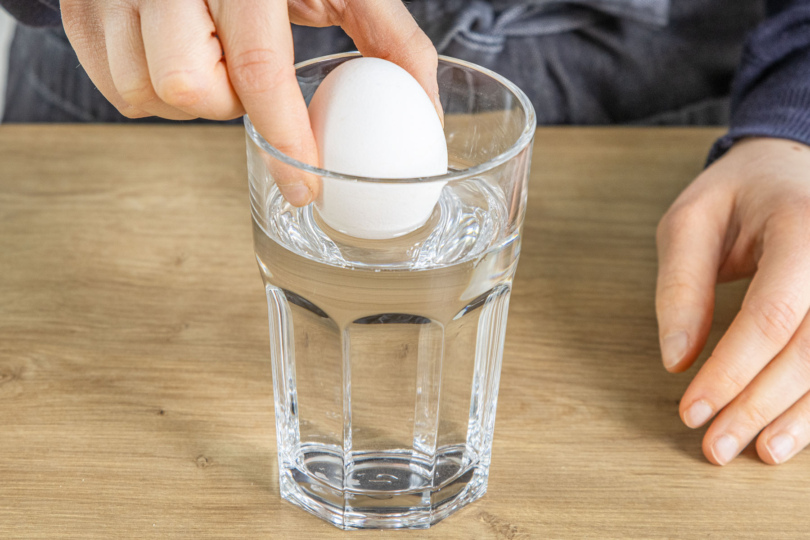 Ei in das Wasserglas geben