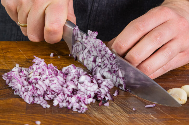 Zwiebel und Knoblauch fein hacken