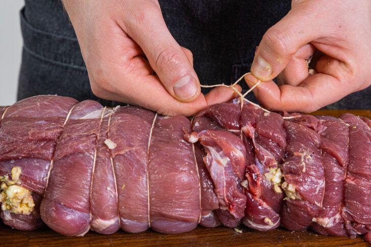 Rollbraten mit Küchengarn zusammenbinden