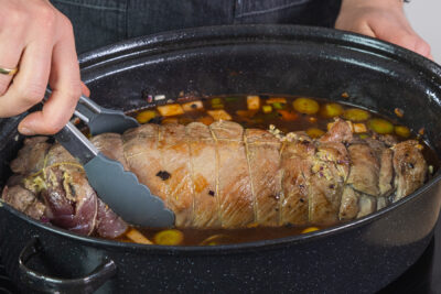 Wildschwein-Rollbraten in den Sud geben