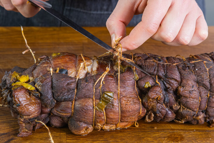 Küchengarn vom Wildschwein-Rollbraten entfernen