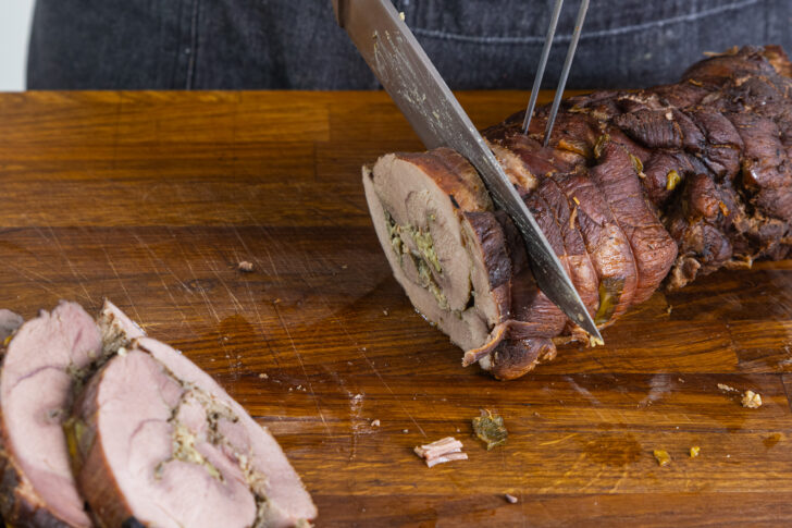 Wildschwein-Rollbraten in Scheiben schneiden
