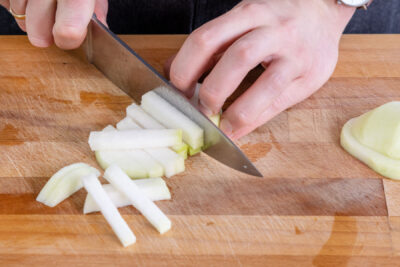 Kohlrabi in Stifte schneiden