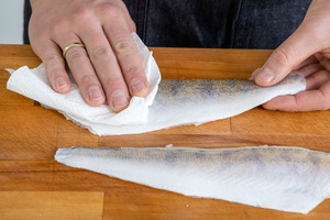 Zander mit Küchenpapier abtupfen