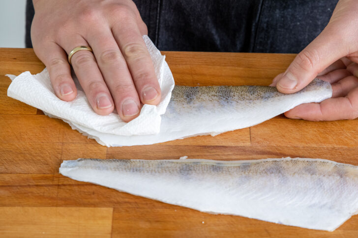 Zander mit Küchenpapier abtupfen