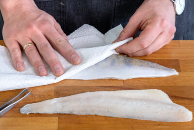 Zanderfilets mit Küchenpapier abtupfen