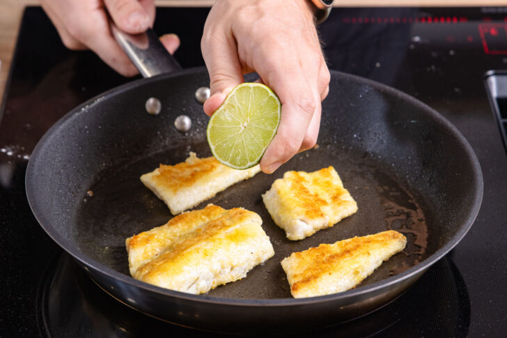 Zanderfilet mit Limette beträufeln