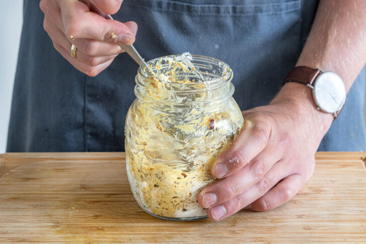 Ziegenfrischkäse-Creme verrühren