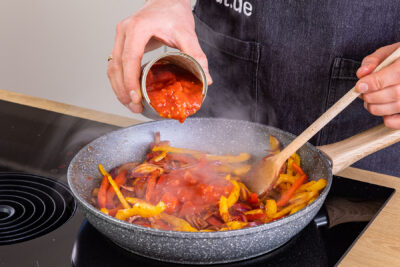 gehackte Tomaten dazugeben