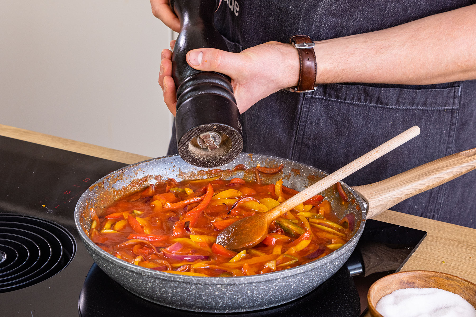 Zigeunersauce mit Pfeffer würzen