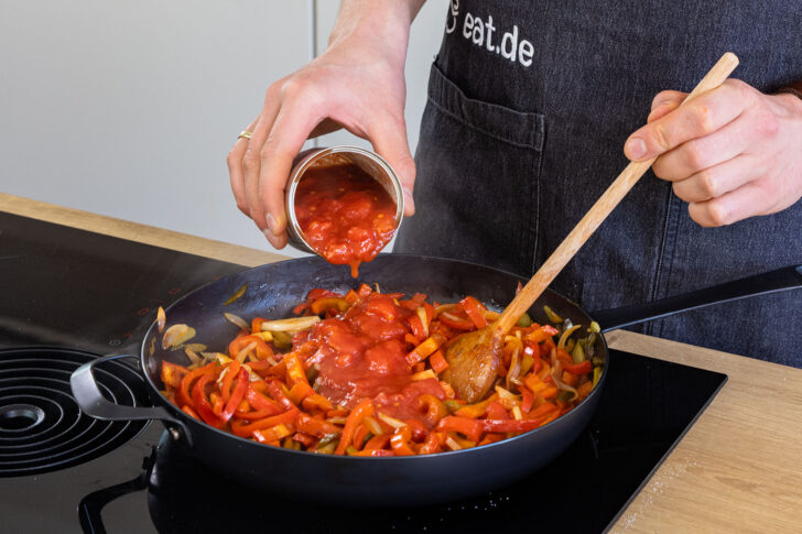 gehackte Tomaten dazugeben