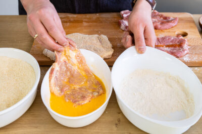 Zigeunerschnitzel panieren