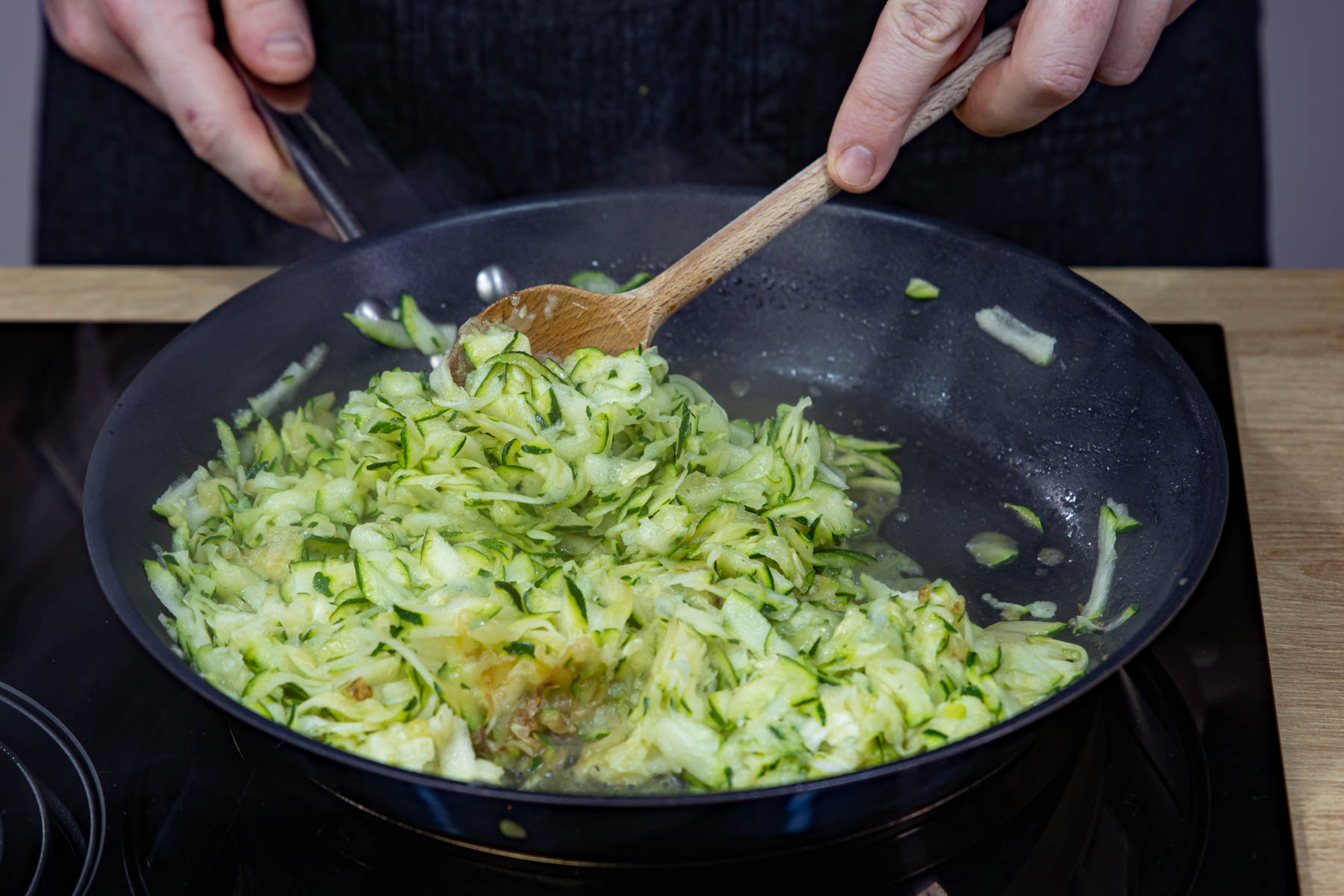 Zucchini raspeln und anbraten