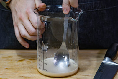 Hefe in lauwarmem Wasser rühren