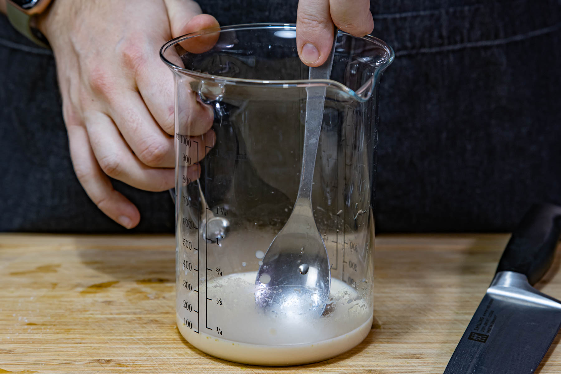 Hefe in lauwarmem Wasser rühren