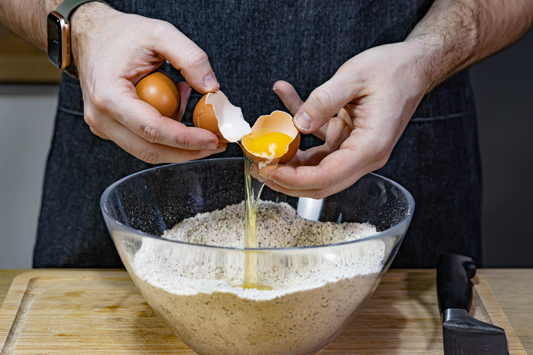 Eier und Zucchini in die Schüssel geben