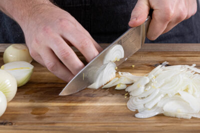Zwiebeln schälen und in feine Streifen schneiden