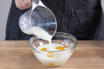 Eier und Milch verquirlen