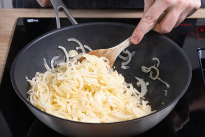 Zwiebelstreifen glasig anbraten