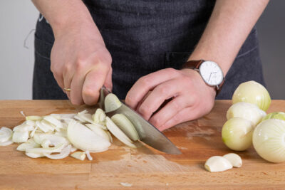 Zwiebeln in Streifen schneiden