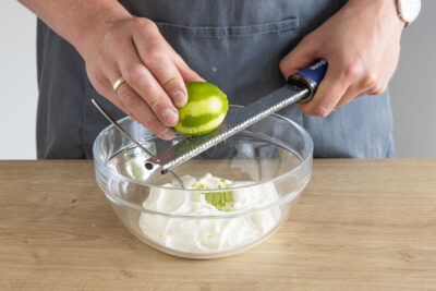 Limettenschale abreiben