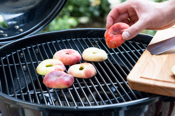 Bergpfirsiche auf den Grill legen