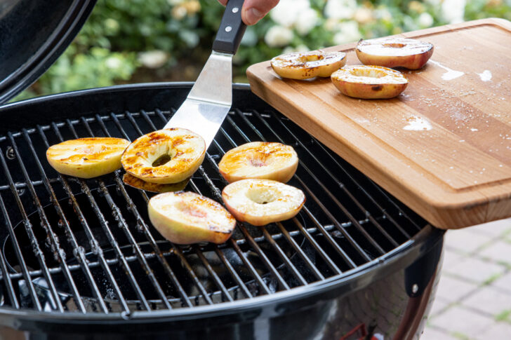 Pfirsiche vom Grill nehmen
