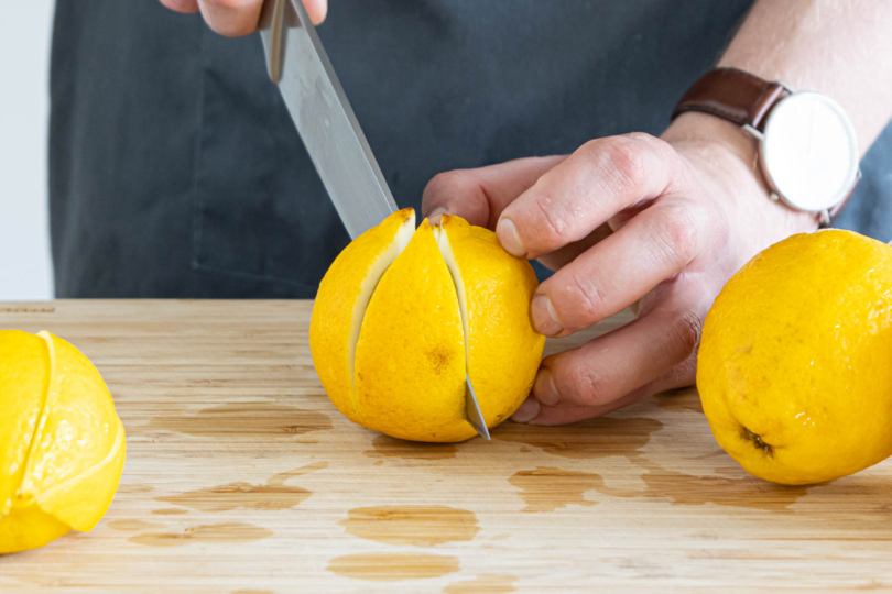 Zitronen ein Spalten einschneiden