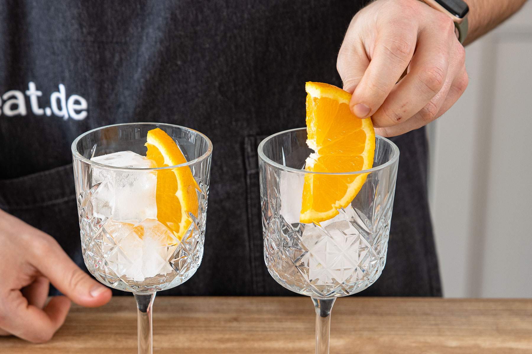 Orange ins Glas geben