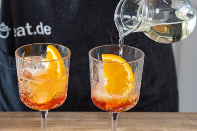 alkoholfreien Sekt aufgießen