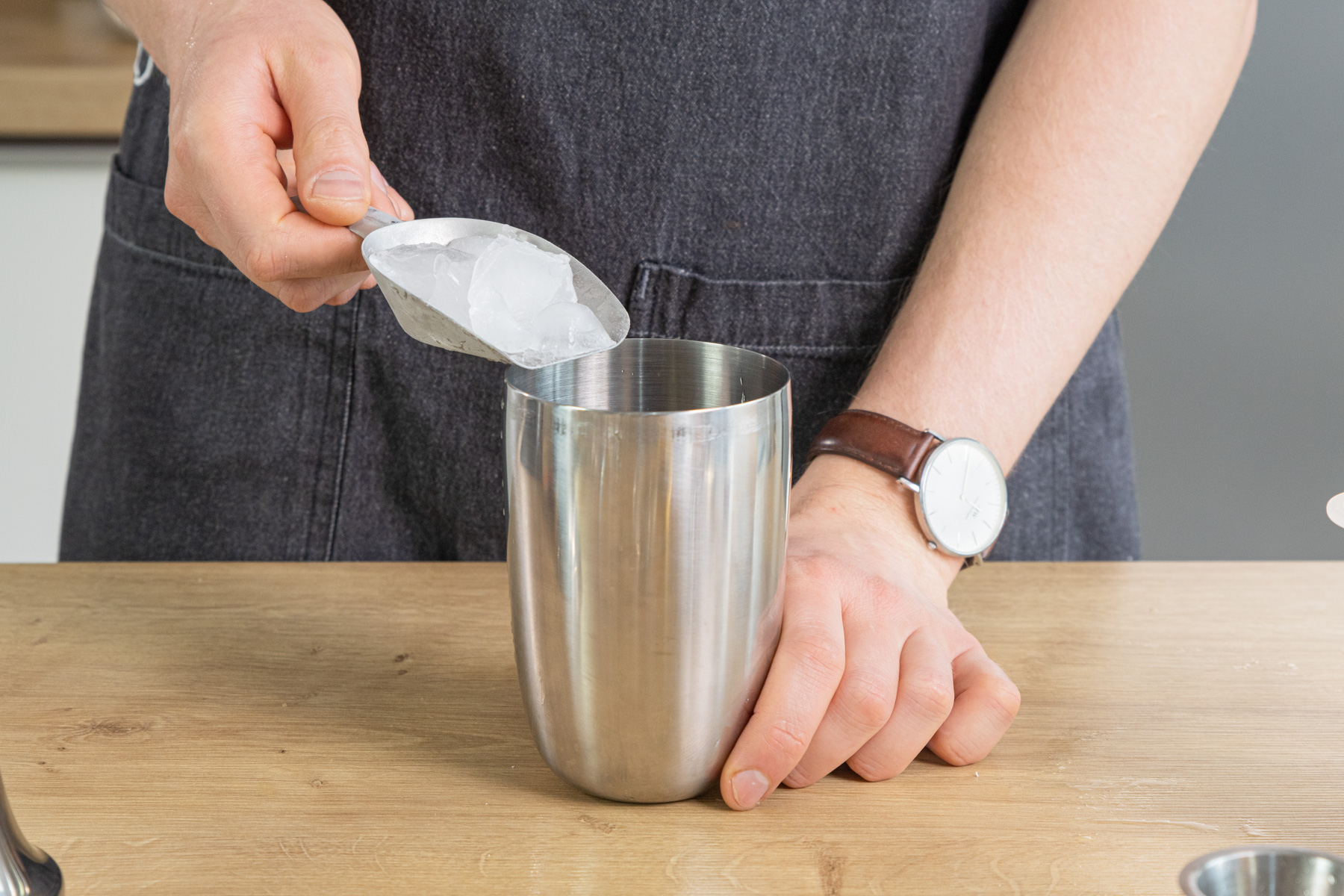 Eiswürfel dazugeben
