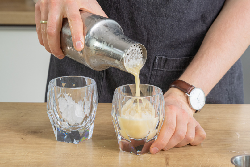 Cocktail ins Glas füllen