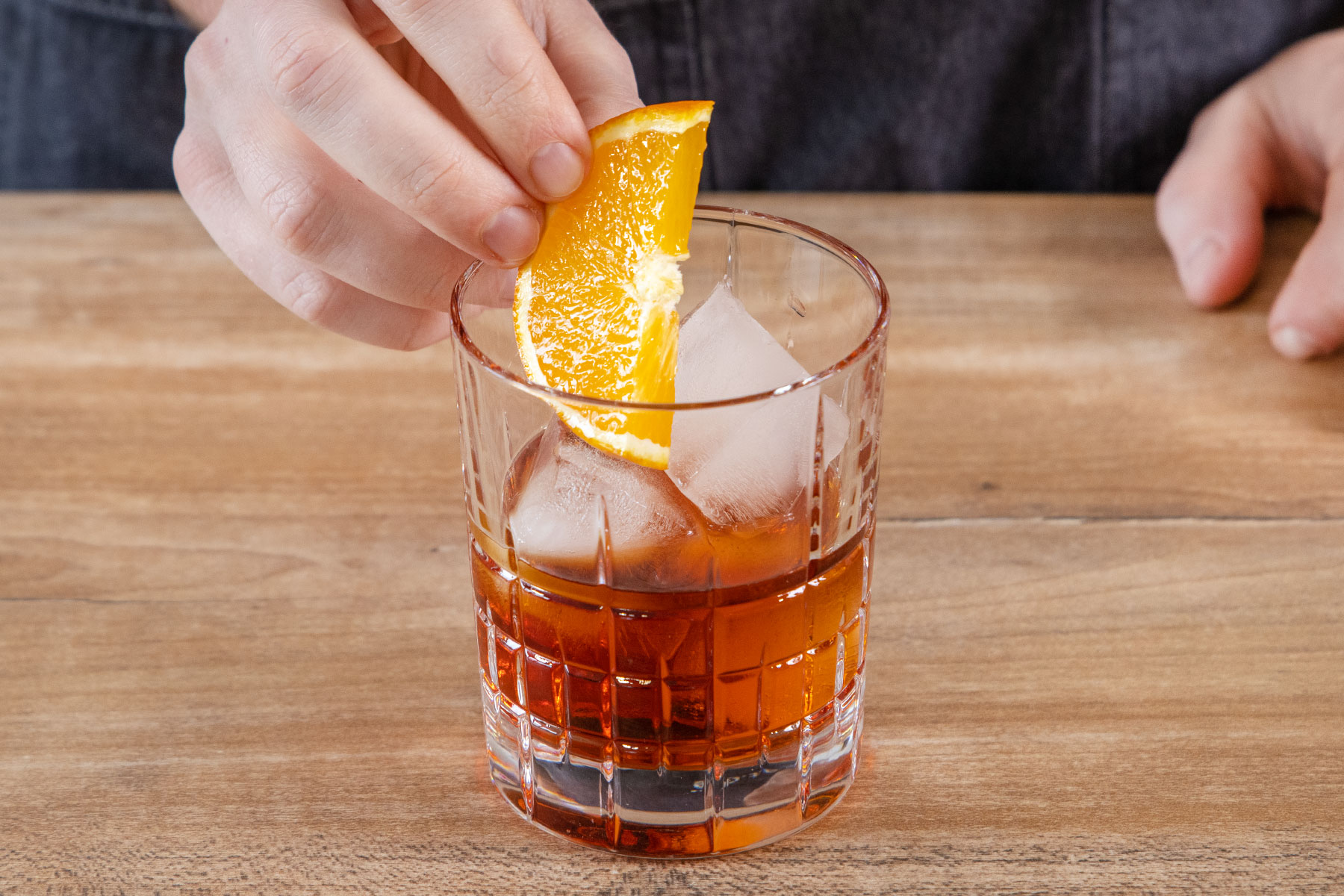 Orangenscheibe zum Americano geben