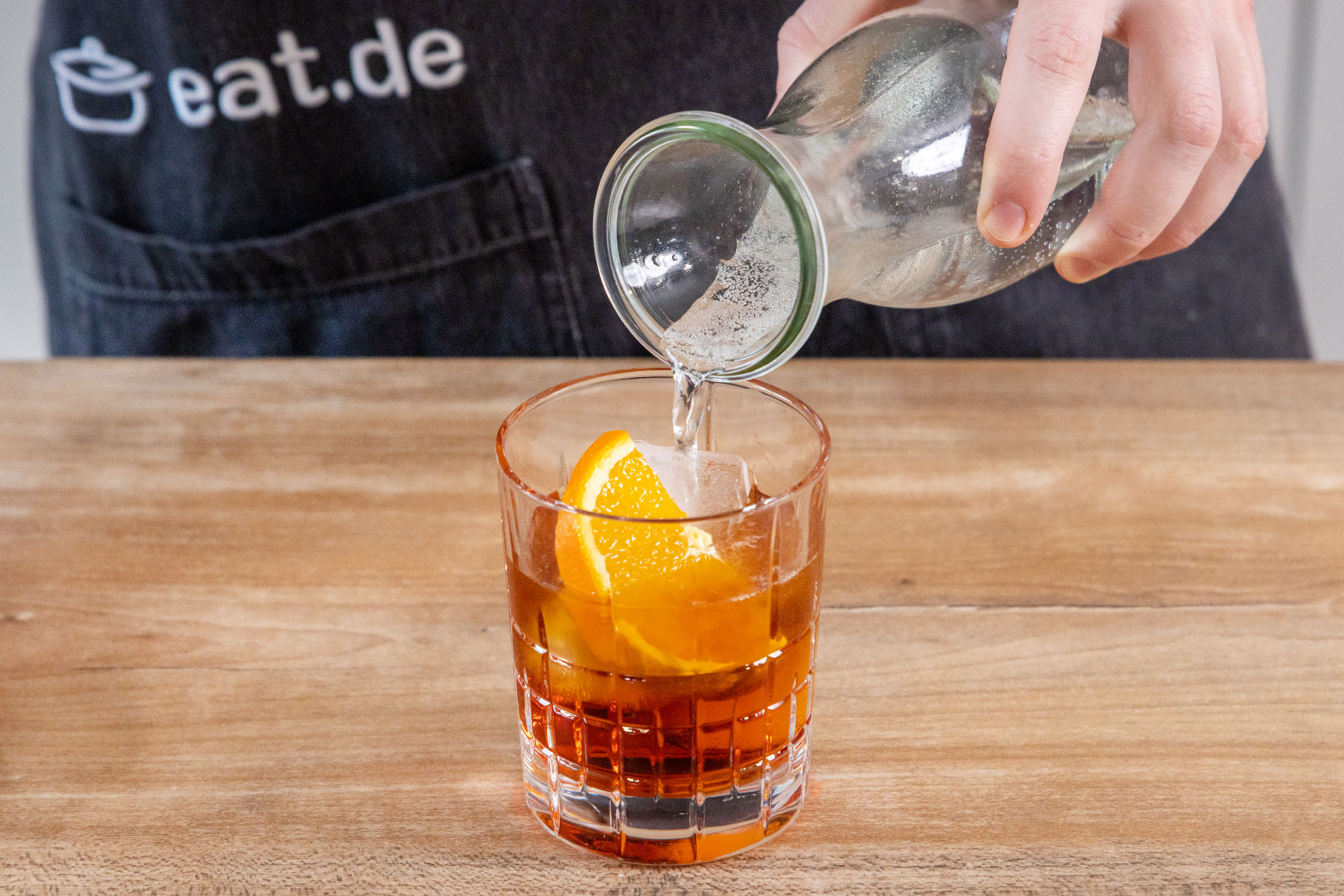 Americano mit Sodawasser auffüllen