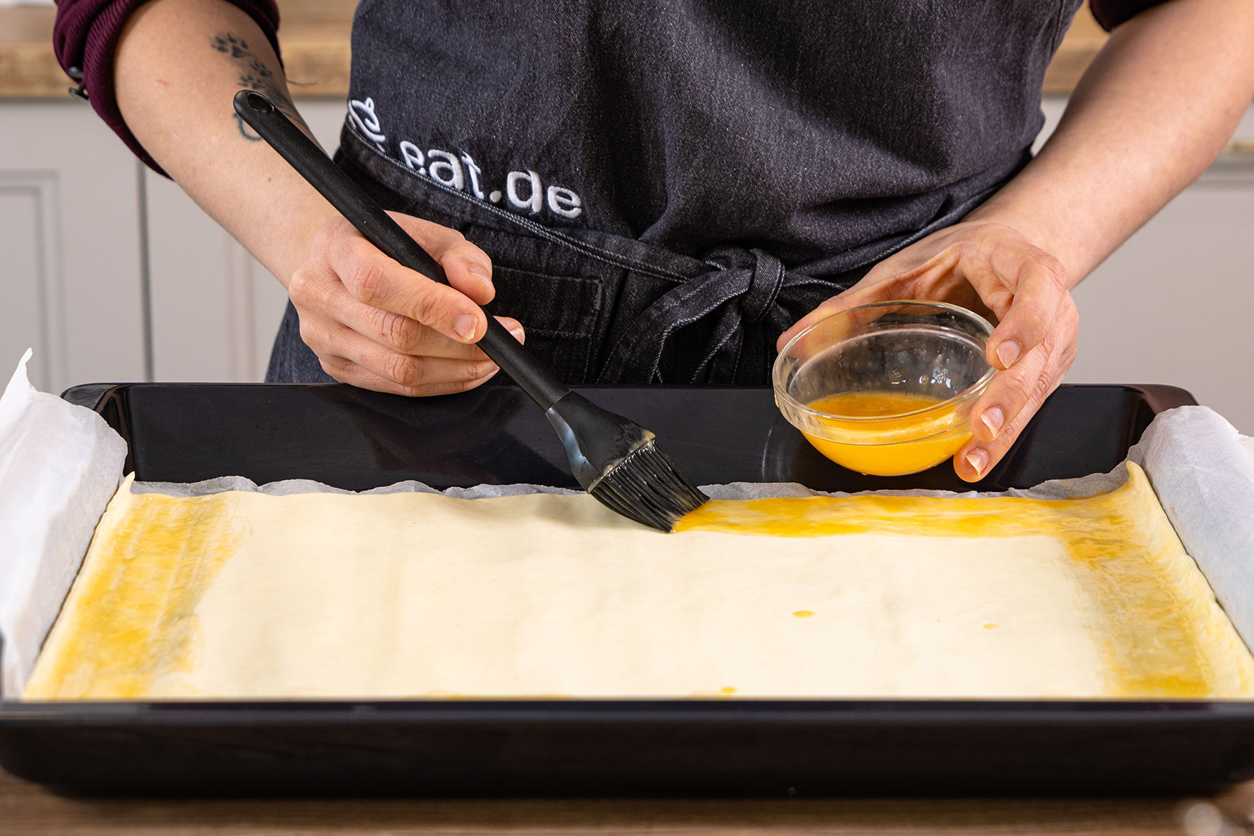 Blätterteig mit Ei bestreichen