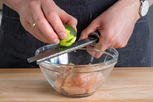 Limettenschale abreiben