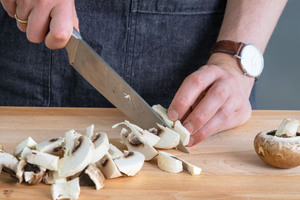 Champignons in Scheiben schneiden