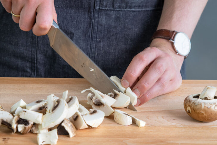Champignons in Scheiben schneiden