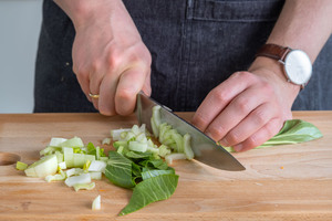 Pak Choi schneiden