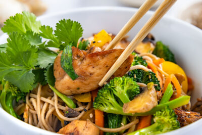 Asiatische Nudelpfanne mit Hähnchen und Gemüse