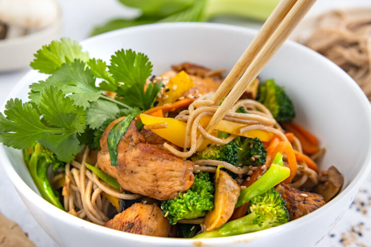 Asiatische Nudelpfanne mit Hähnchen und Gemüse