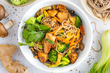 Asiatische Nudelpfanne mit Hähnchen und Gemüse