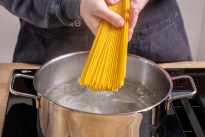 Spaghetti kochen