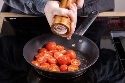Tomaten für die Avocado-Spaghetti würzen