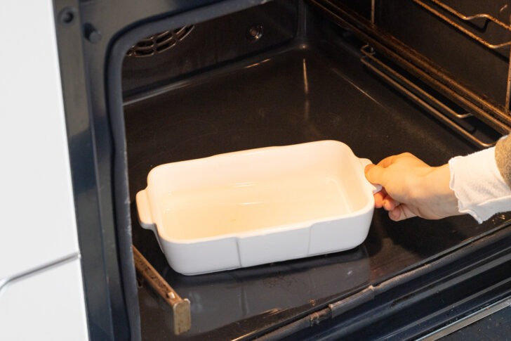 Zitronenwasser in den Backofen stellen