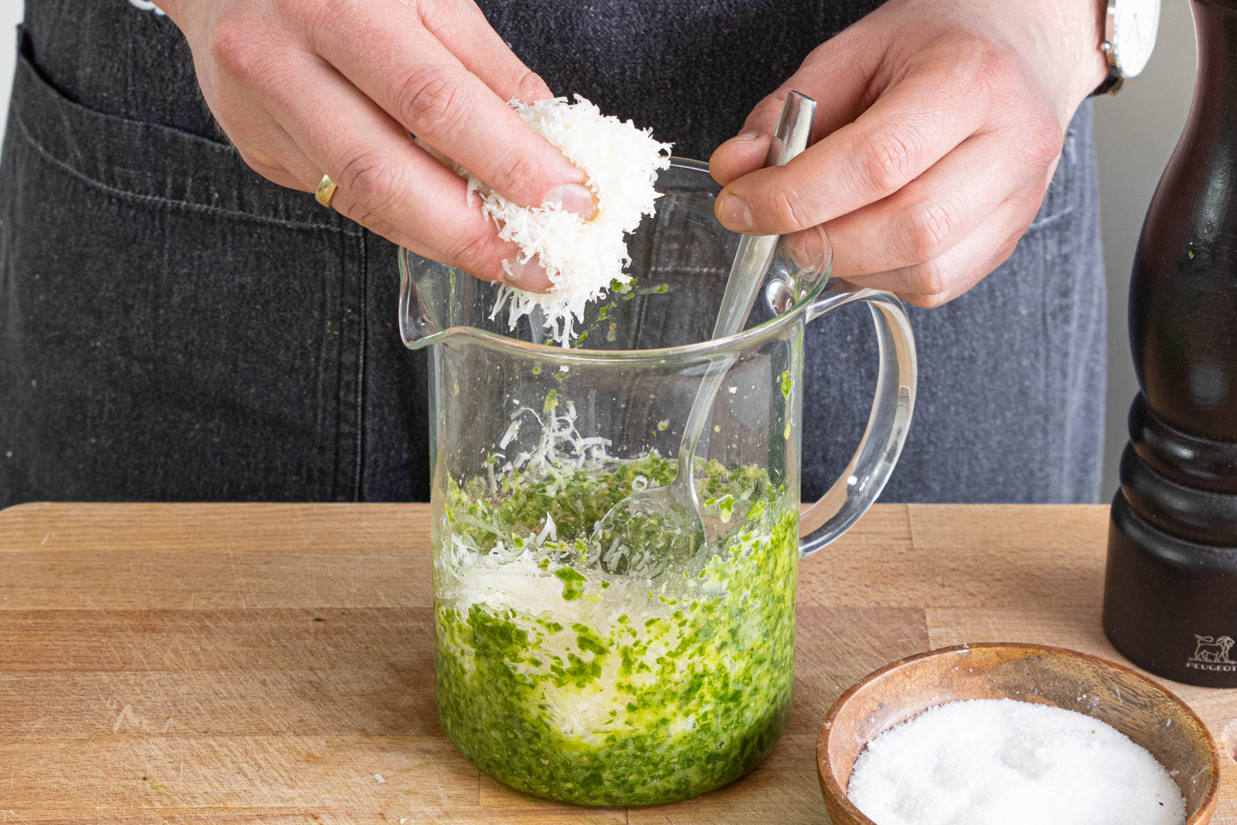 Käse unter das Bärlauchpesto mit Walnüssen rühren