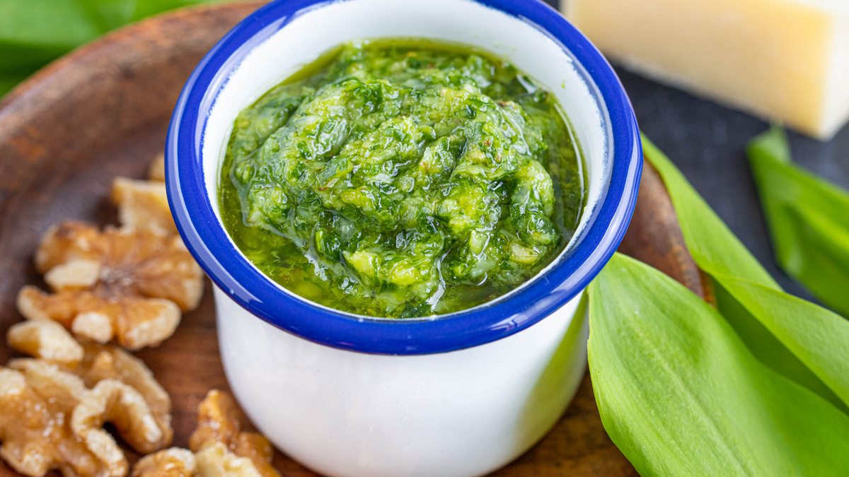Bärlauchpesto mit Walnüssen | Rezept - eat.de