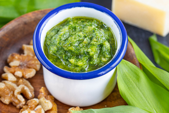 Bärlauchpesto mit Walnüssen | Rezept - eat.de