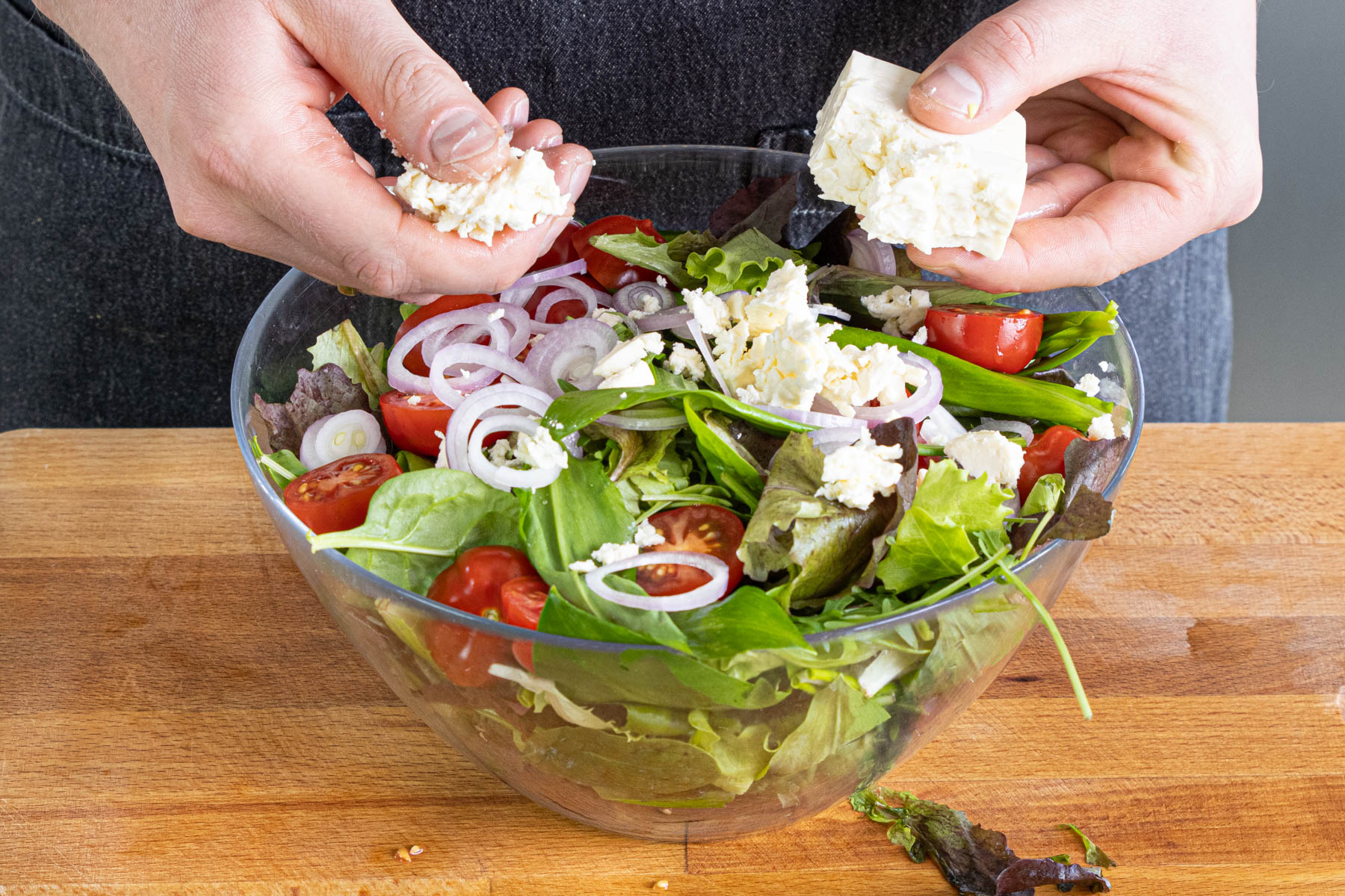 Feta über den Bärlauchsalat bröseln