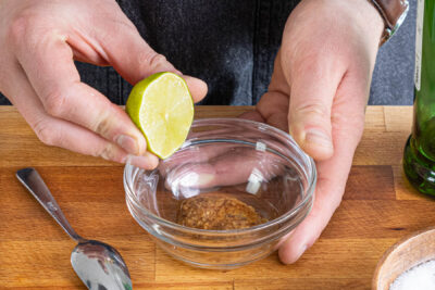 Dressing für den Bärlauchsalat zubereiten
